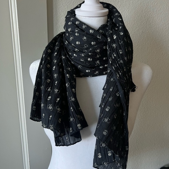 Black and White skull  Patterned Scarf - Picture 1 of 8